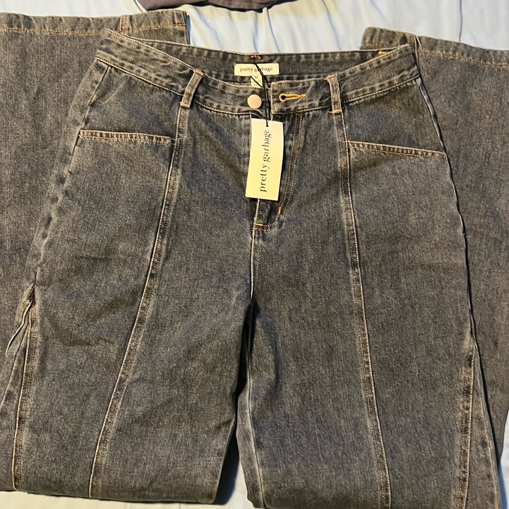 Size M brand new pair of jeans!!!